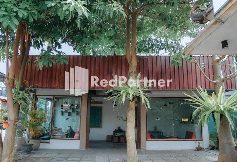 ホテル Flamboyan Asri Syariah Mitra Reddoorz Near Kampung Inggris Pare