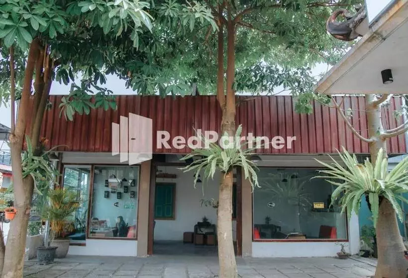 Hotelli Flamboyan Asri Syariah Mitra Reddoorz Near Kampung Inggris Pare