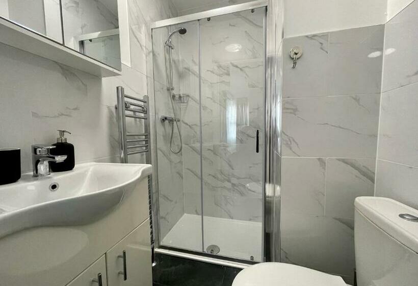 هتل Oxford Street Stays