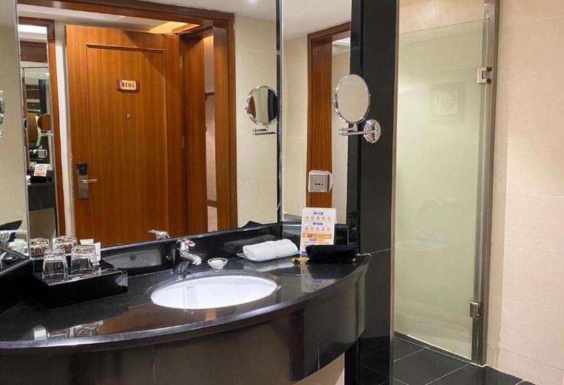 Отель Jiangmen Gladden