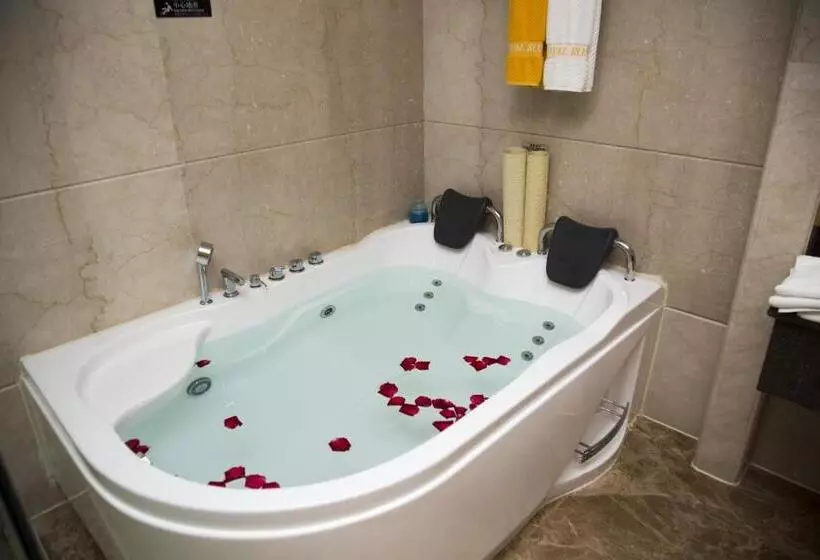 Отель Jiangmen Gladden