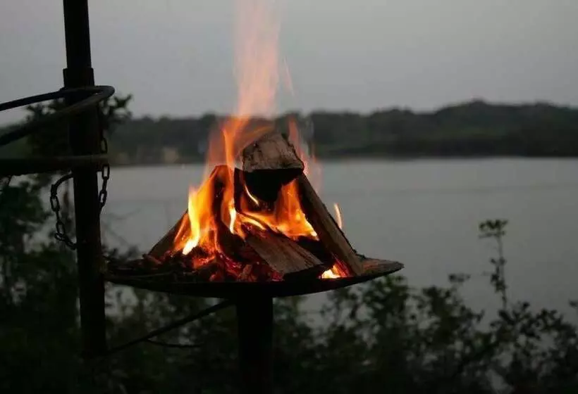 Hotelli Tradewinds Country Inn