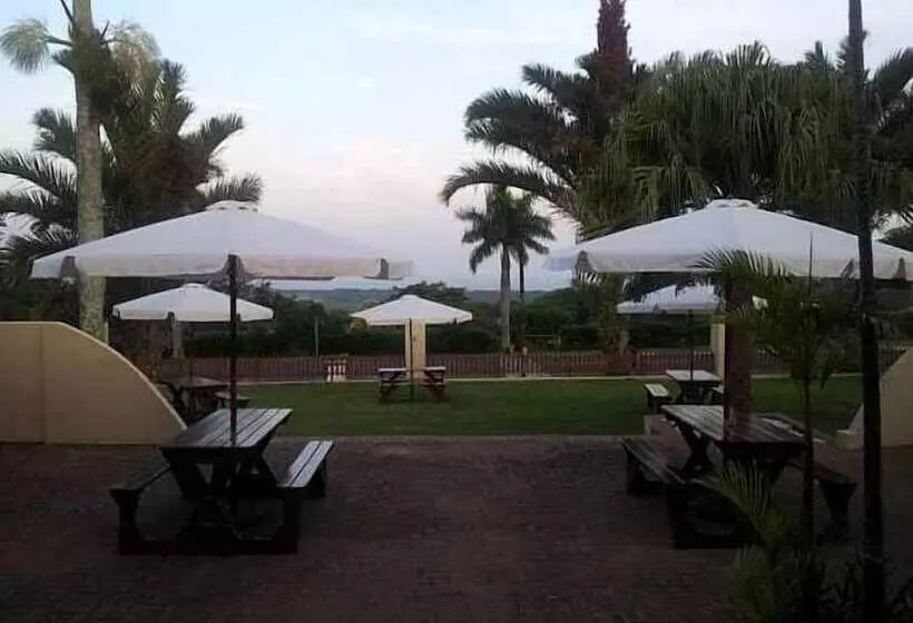 Hotelli Tradewinds Country Inn