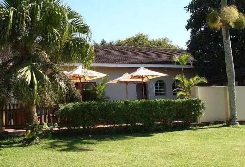 Hotelli Tradewinds Country Inn