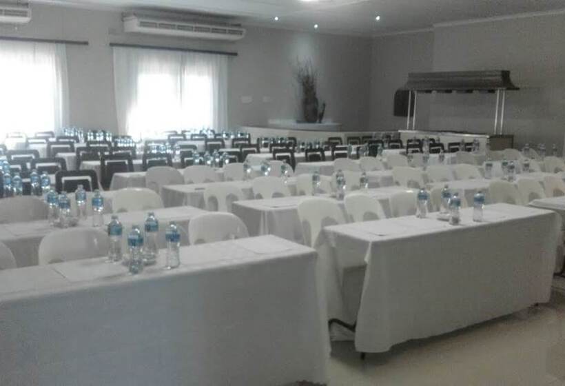 فندق Tradewinds Country Inn