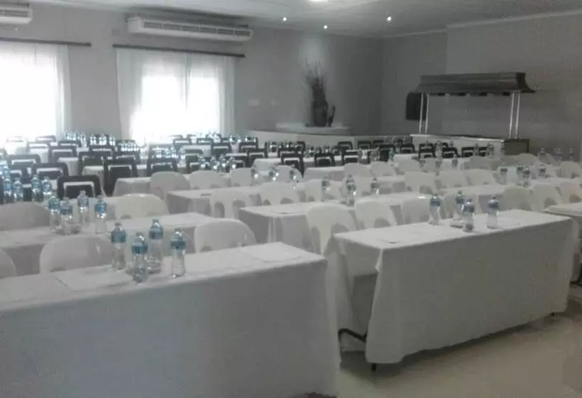 Hotelli Tradewinds Country Inn