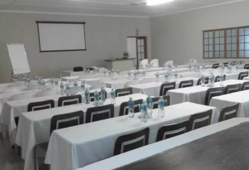 Hotelli Tradewinds Country Inn