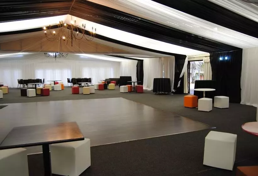 Hotelli Tradewinds Country Inn