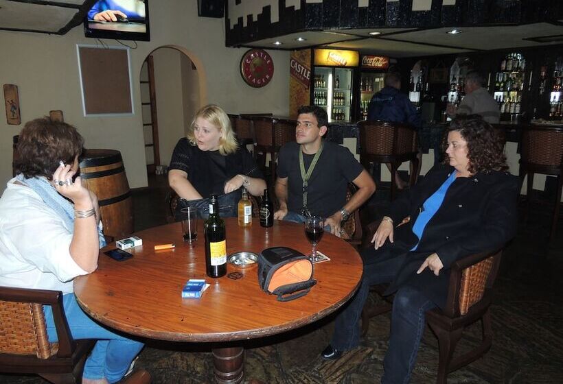 فندق Tradewinds Country Inn