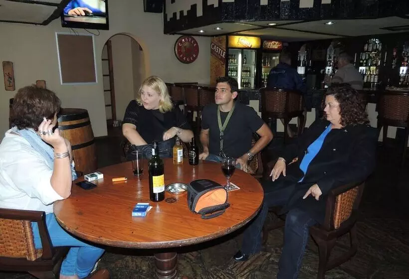 Hotelli Tradewinds Country Inn