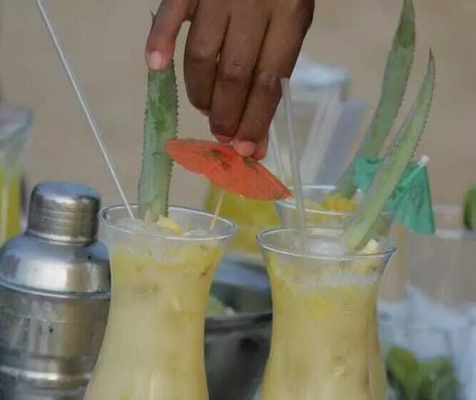 Hotelli Tradewinds Country Inn