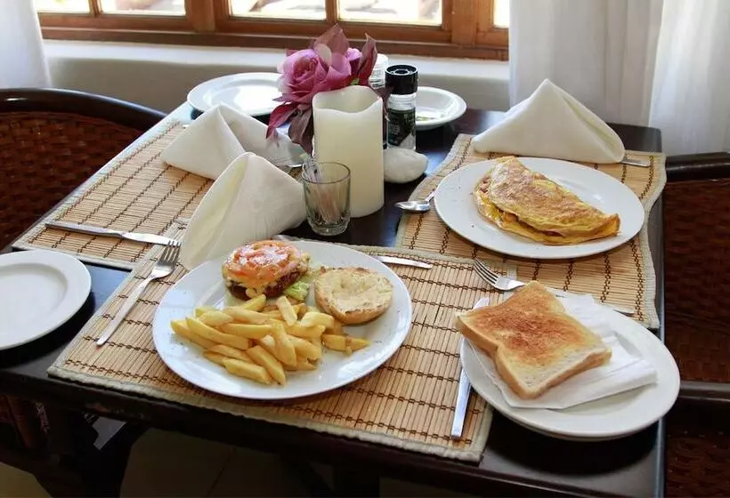 Hotelli Tradewinds Country Inn