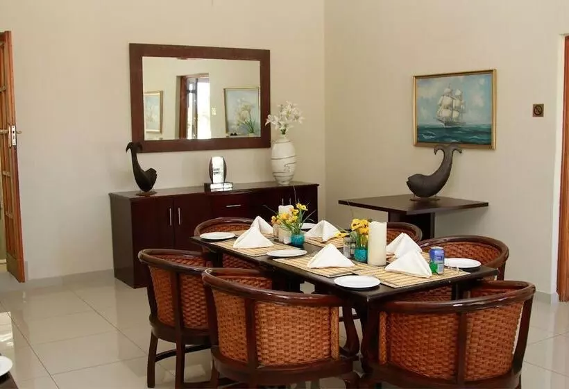 Hotelli Tradewinds Country Inn