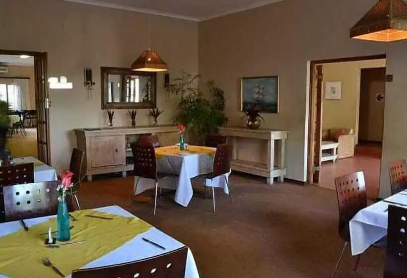 Hotelli Tradewinds Country Inn