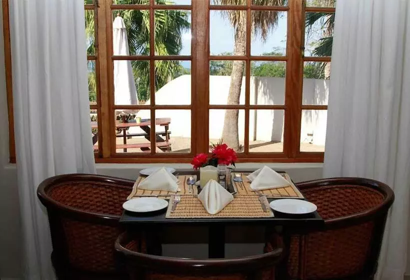 Hotelli Tradewinds Country Inn