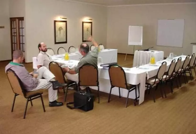 Hotelli Tradewinds Country Inn