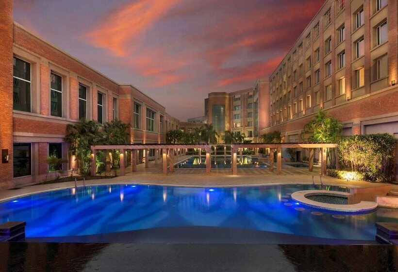 استراحتگاه Nirvana Hotel Banquet Club