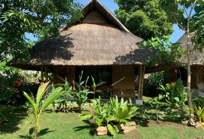 Hotelli Three Little Birds Resort