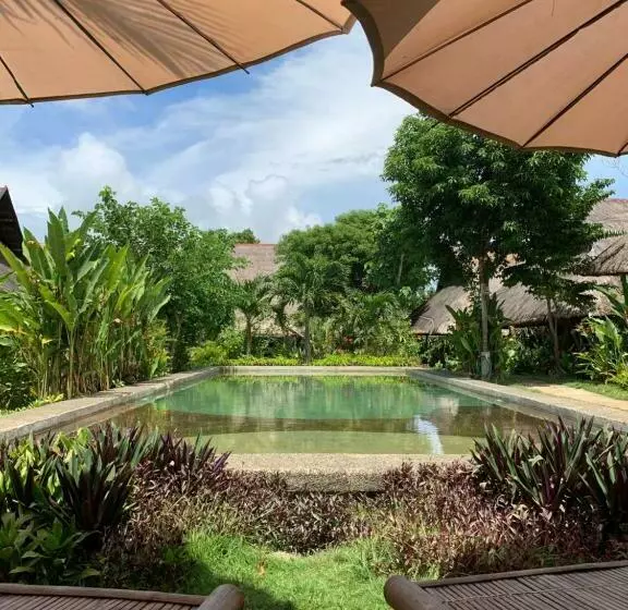 Hotelli Three Little Birds Resort