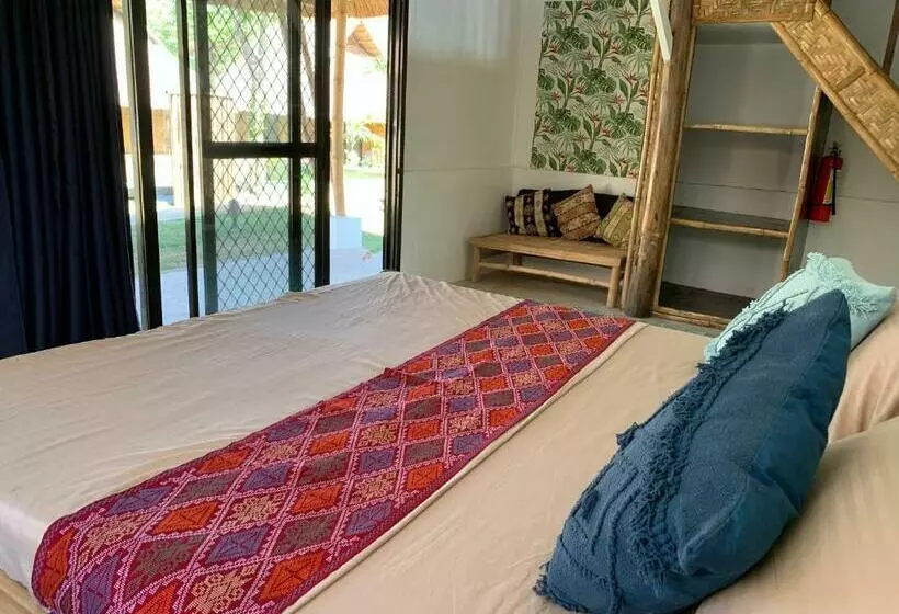 Hotelli Three Little Birds Resort