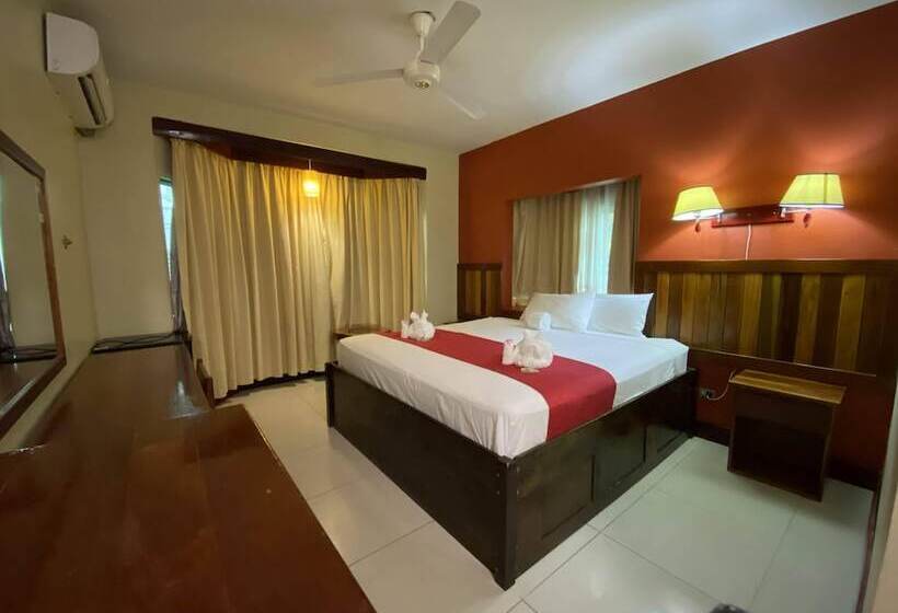 هتل Caye Caulker Plaza