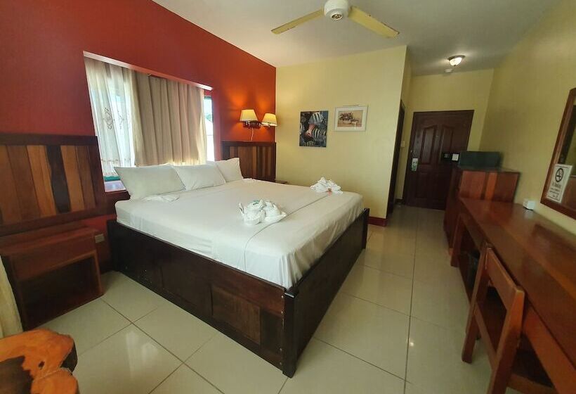 هتل Caye Caulker Plaza