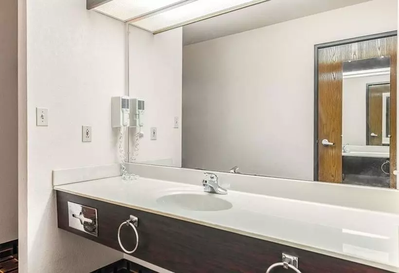 فندق Urbana Inn And Suites