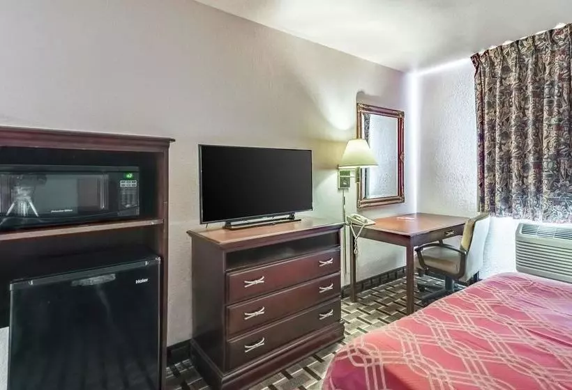 فندق Urbana Inn And Suites