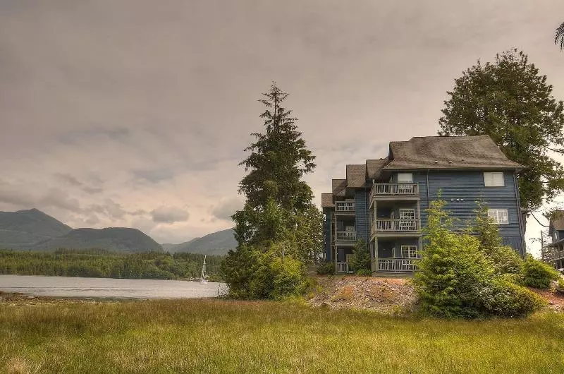 בית מלון כפרי Waters Edge Shoreside Suites