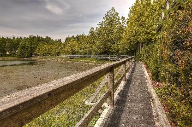 בית מלון כפרי Waters Edge Shoreside Suites