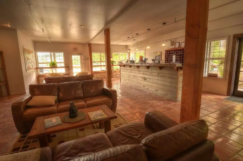 בית מלון כפרי Waters Edge Shoreside Suites