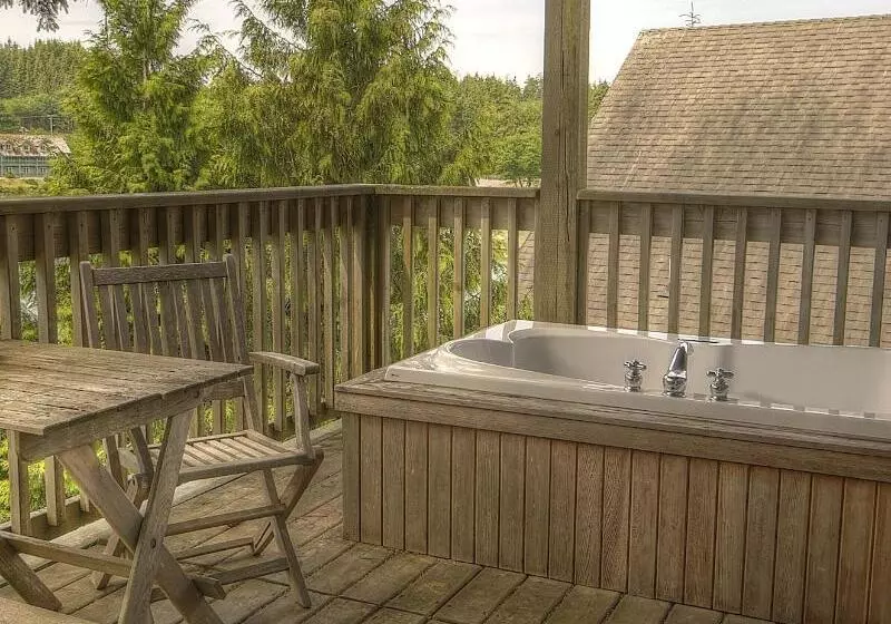 בית מלון כפרי Waters Edge Shoreside Suites