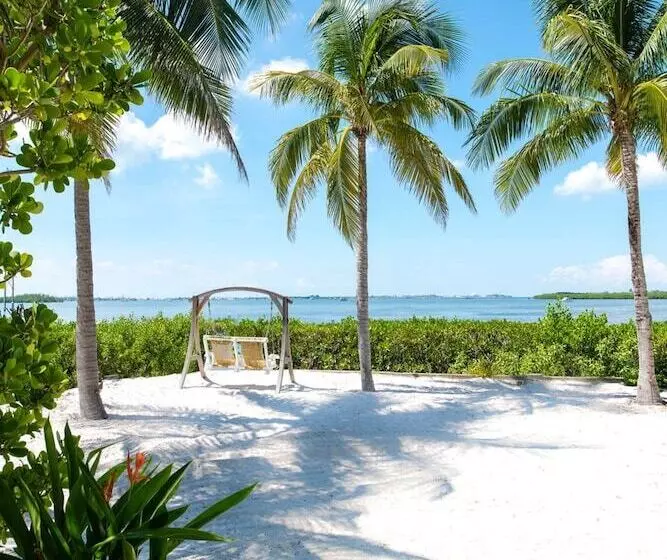 استراحتگاه Parrot Key Hotel & Villas