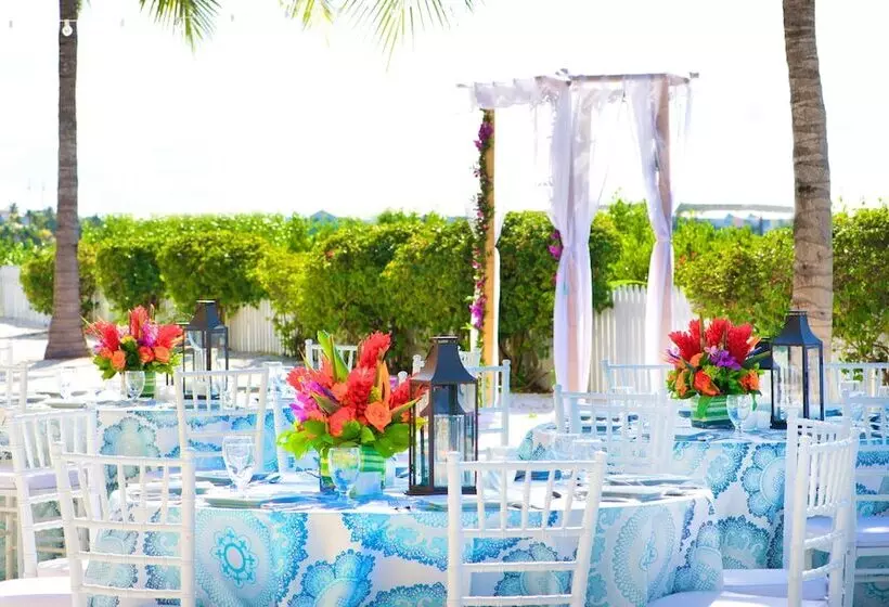 استراحتگاه Parrot Key Hotel & Villas