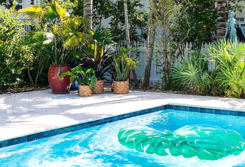 리조트 Parrot Key Hotel & Villas