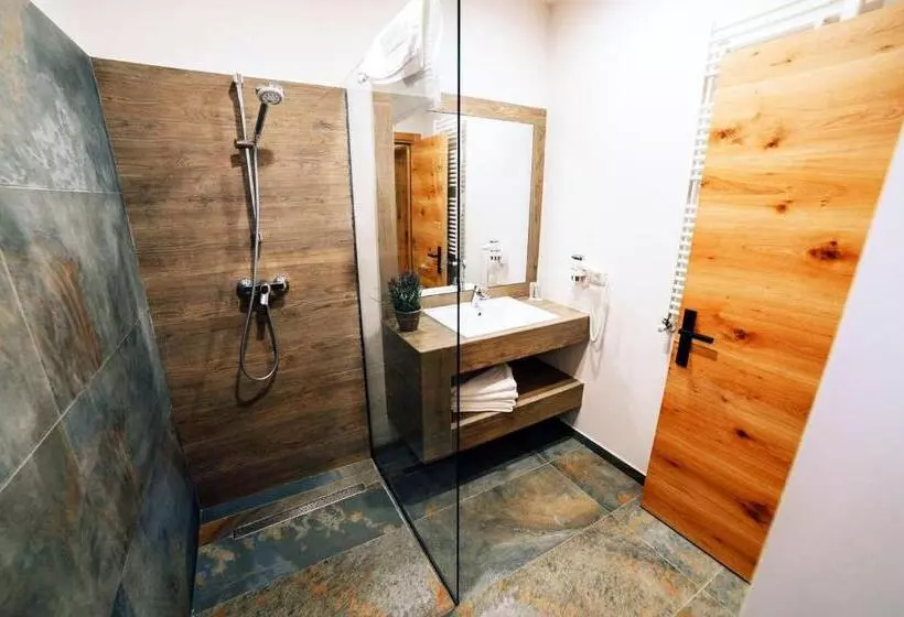 Majatalo Popasul Domnesc  Resort& Spa  Voronet Vue