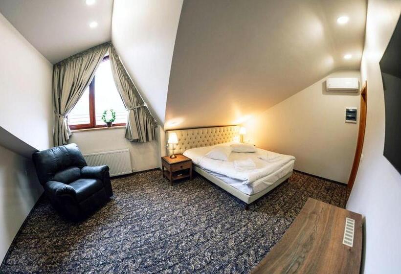 پانسیون Popasul Domnesc Resort& Spa Voronet Vue