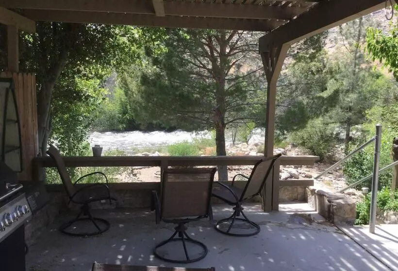 Motelli Sequoia Lodge