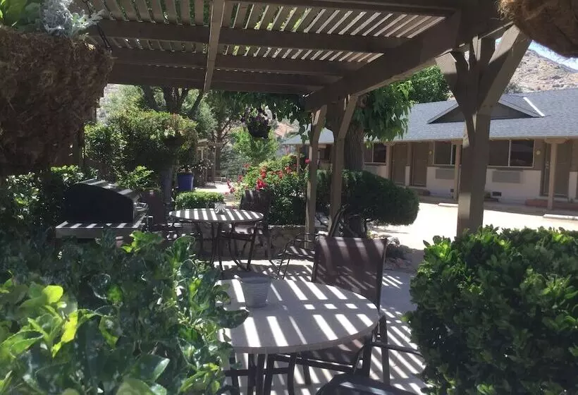 Motelli Sequoia Lodge