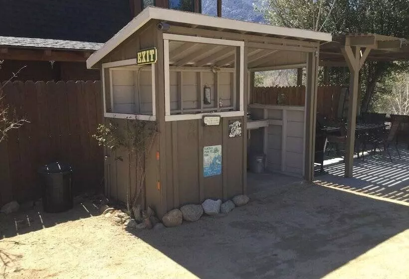 Motelli Sequoia Lodge