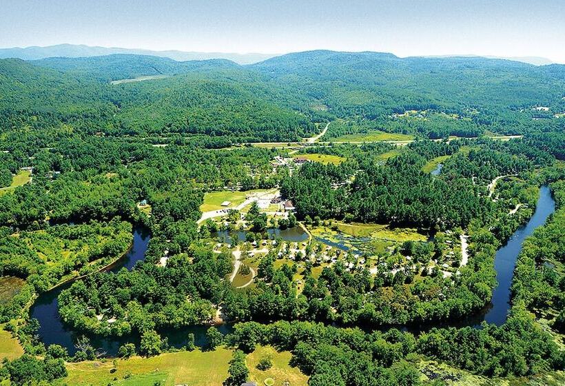 בית מלון כפרי Lake George Escape