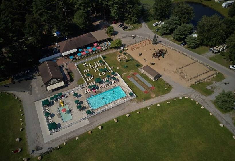 בית מלון כפרי Lake George Escape