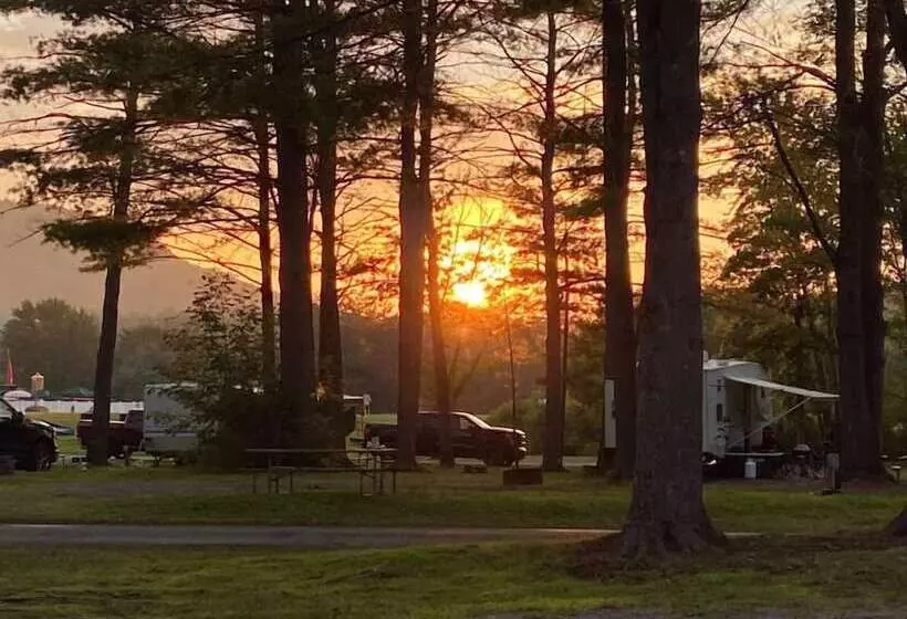 ホテル Lake George Escape