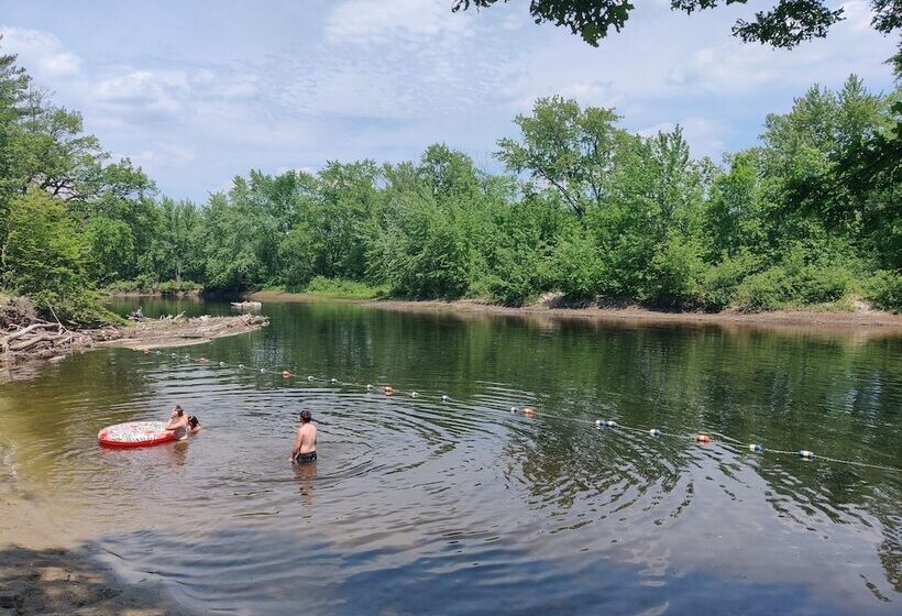 בית מלון כפרי Lake George Escape