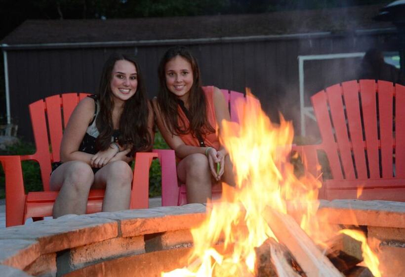 בית מלון כפרי Lake George Escape