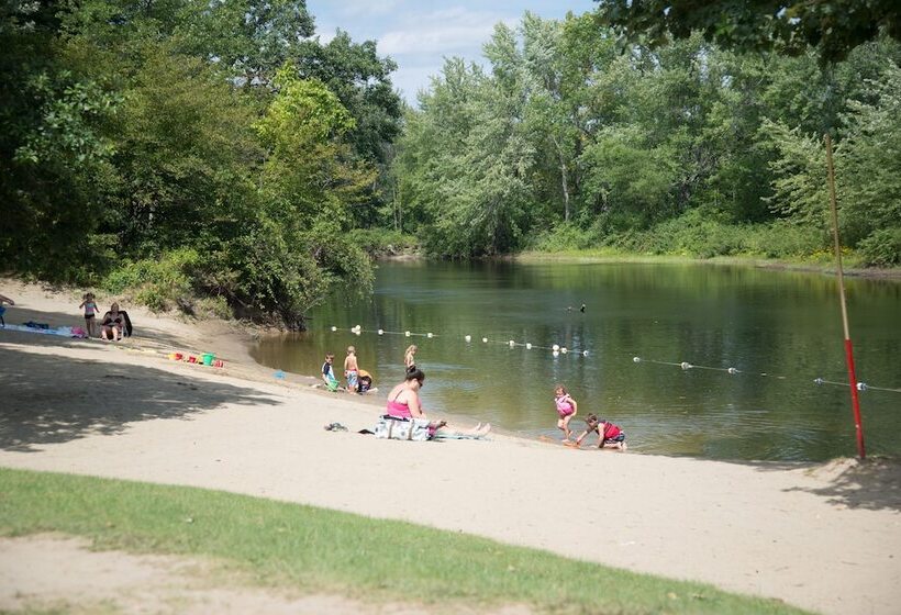 בית מלון כפרי Lake George Escape