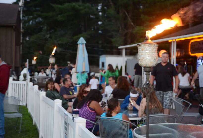 בית מלון כפרי Lake George Escape