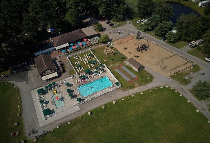 בית מלון כפרי Lake George Escape