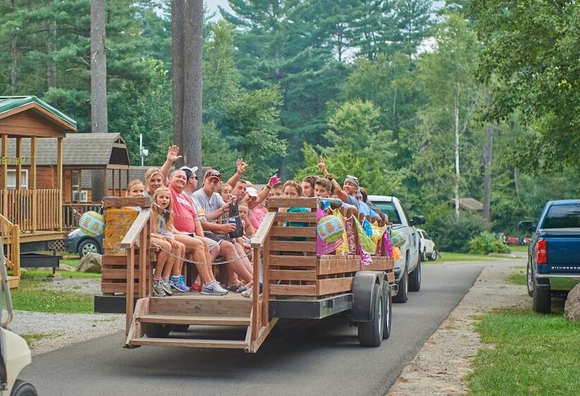 בית מלון כפרי Lake George Escape