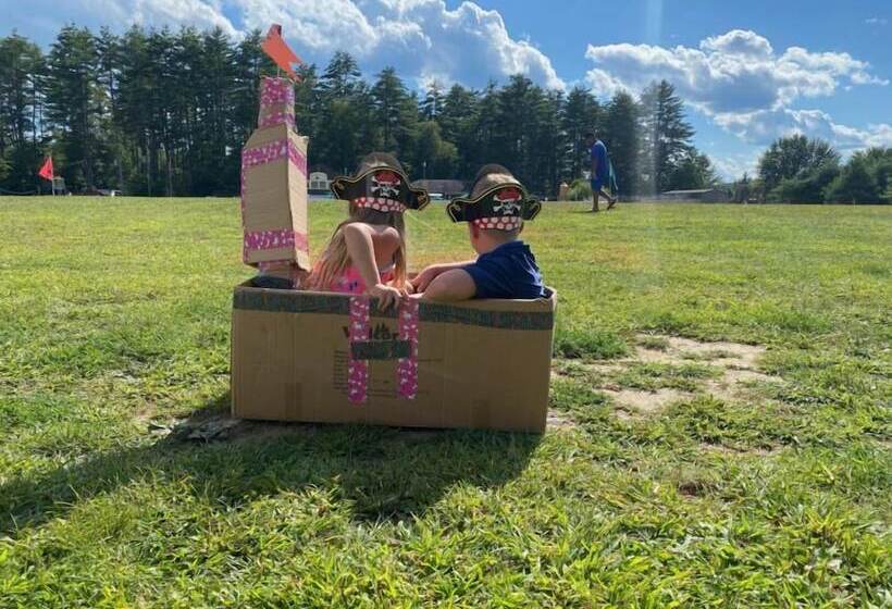 בית מלון כפרי Lake George Escape